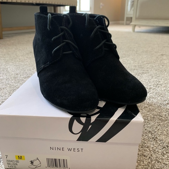 Nine West Black Lace Up Booties Sz 7 Gently Worn - Picture 2 of 4